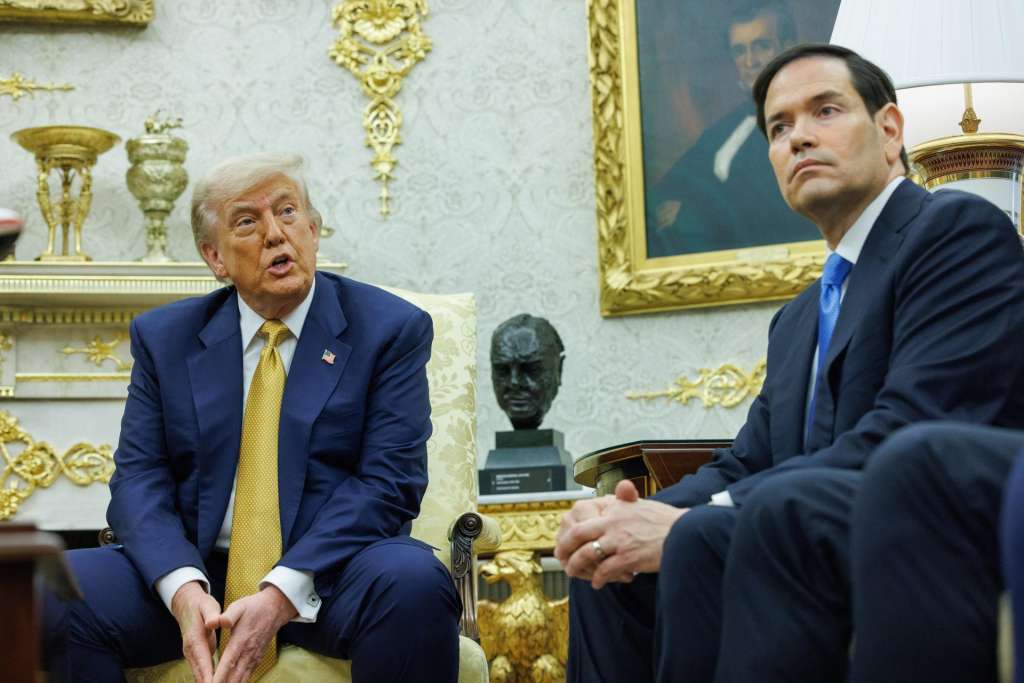 Washington (United States of America), 16/07/2025.- United States President Donald J. Trump (L) gives remarks as United States Secretary of State Marco Rubio (R) looks on during his meeting with Bahrain's Prime Minister and Crown Prince Sheikh Salman bin Hamad al-Khalifa in the Oval Office of the White House in Washington, DC, USA, 16 July 2025. (Bahrein, Estados Unidos) EFE/EPA/AARON SCHWARTZ / POOL