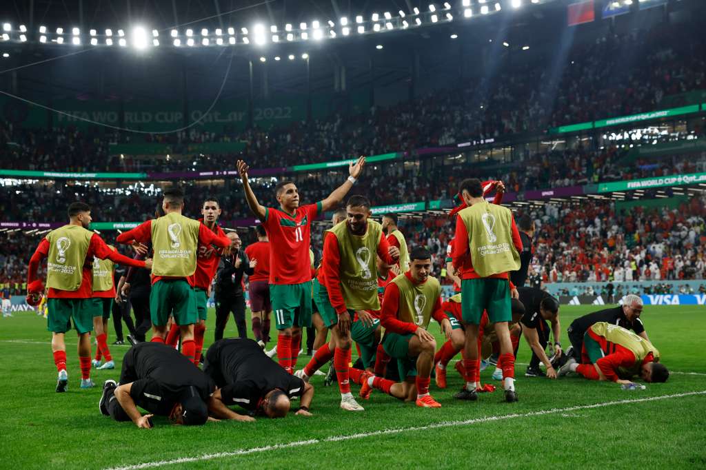 -FOTODELDÍA- RAYÁN (CATAR), 06/12/2022.- Jugadores de Marruecos reaccionan al ganar en la serie de penaltis hoy, en un partido de los octavos de final del Mundial de Fútbol Qatar 2022 entre Marruecos y España en el estadio Ciudad de la Educación en Rayán (Catar). EFE/ Juanjo Martín