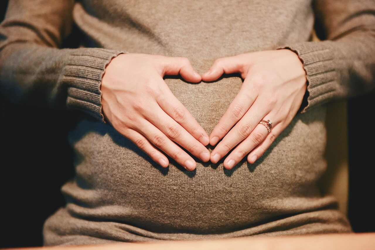 Los clínicos tienen un papel importante que desempeñar cuando hablan con mujeres embarazadas, señalan. / Foto: Pixabay.