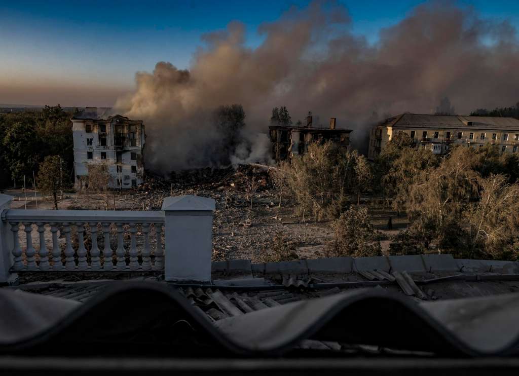 Kramatorsk (Ukraine), 01/08/2025.- Smoke rises from the site of a Russian strike to a five-storied residential building in Kramatorsk in the Donetsk region, Ukraine, 31 July 2025 (issued 01 August 2025), amid the ongoing Russian invasion. At least one person was killed and 11 more were injured according to the State Emergency Service. Kramatorsk is the administrative center of the Kramatorsk district in the Donetsk region of Ukraine, which is about 40 km from the frontline. (Rusia, Ucrania) EFE/EPA/YEVHEN TITOV
