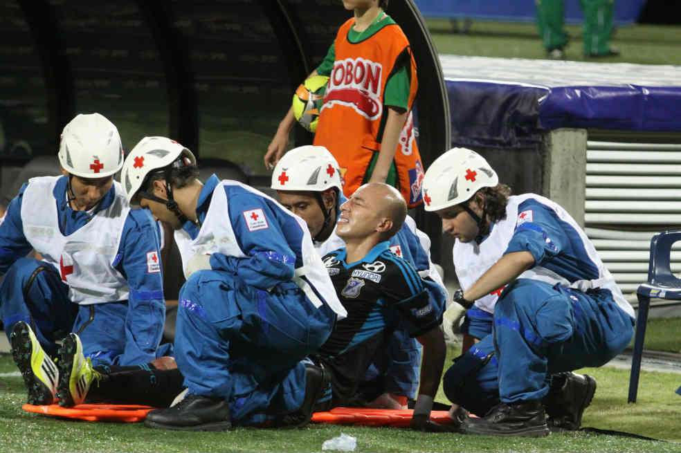 En camilla salió de la cancha Juan Esteban Ortiz, luego de romperse los ligamentos. / Luis Benavides