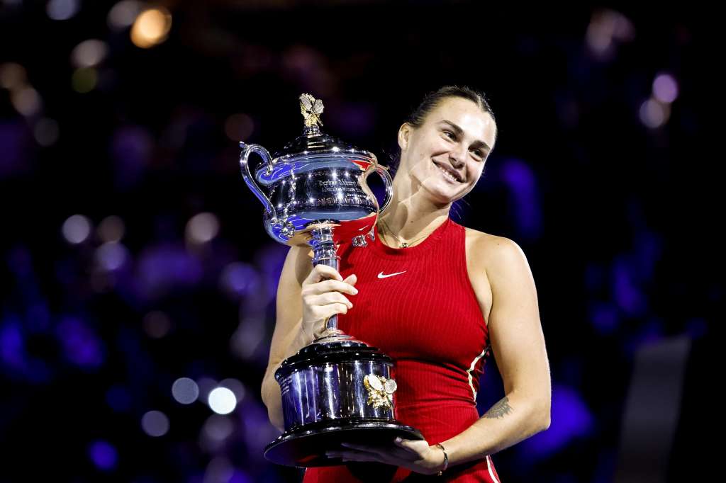 Melbourne (Australia), 27/01/2024.- Aryna Sabalenka of Belarus celebrates with the Daphne Akhurst Memorial Cup after winning the Women's final match against Qinwen Zheng of China at the Australian Open tennis tournament in Melbourne, Australia, 27 January 2024. (Tenis, Bielorrusia) EFE/EPA/MAST IRHAM
