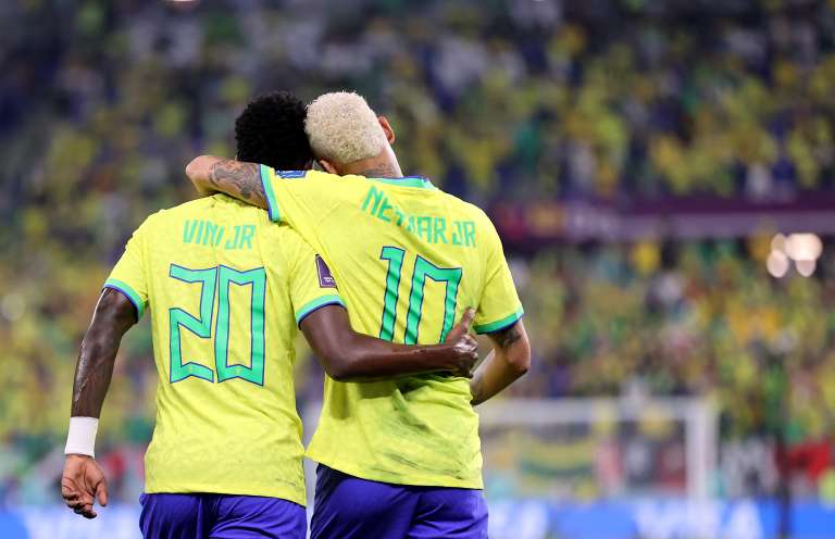Doha (Qatar), 05/12/2022.- Vinicius Junior of Brazil (L) celebrates with Neymar (R) after scoring the 1-0 during the FIFA World Cup 2022 round of 16 soccer match between Brazil and South Korea at Stadium 974 in Doha, Qatar, 05 December 2022. (Mundial de Fútbol, Brasil, Corea del Sur, Catar) EFE/EPA/Abedin Taherkenareh