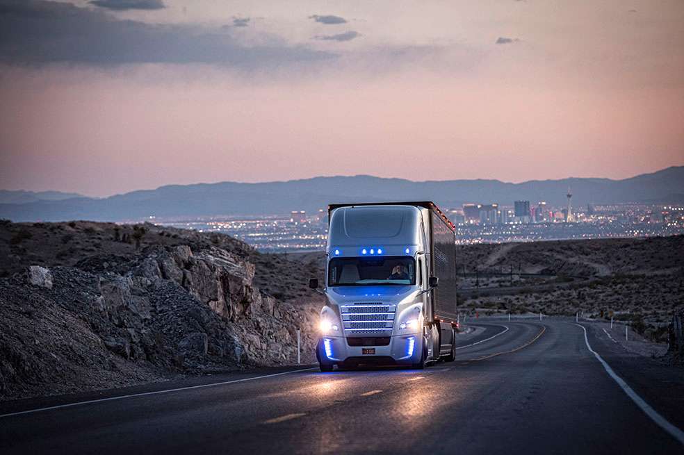 Este camión, que por ahora sólo puede circular por las vías del estado de Nevada, es mucho más seguro y tiene una tecnología desarrollada durante años por los mejores científicos. / Daimler