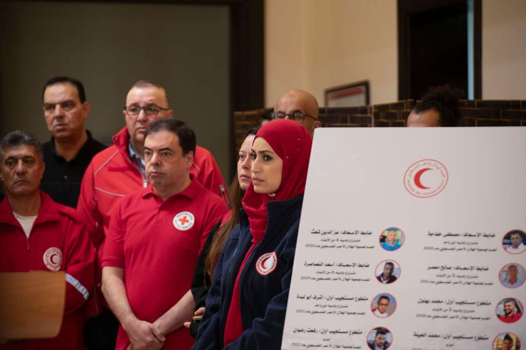 AL BIREH, 30/03/2025.- La Media Luna Roja Palestina en una rueda de prensa este domingo sobre los los 15 trabajadores de la organización y de la Defensa Civil de Gaza desaparecidos hace una semana en el sur del enclave, a donde acudieron para atender heridos tras un ataque israelí. EFE/Magda Gibelli
