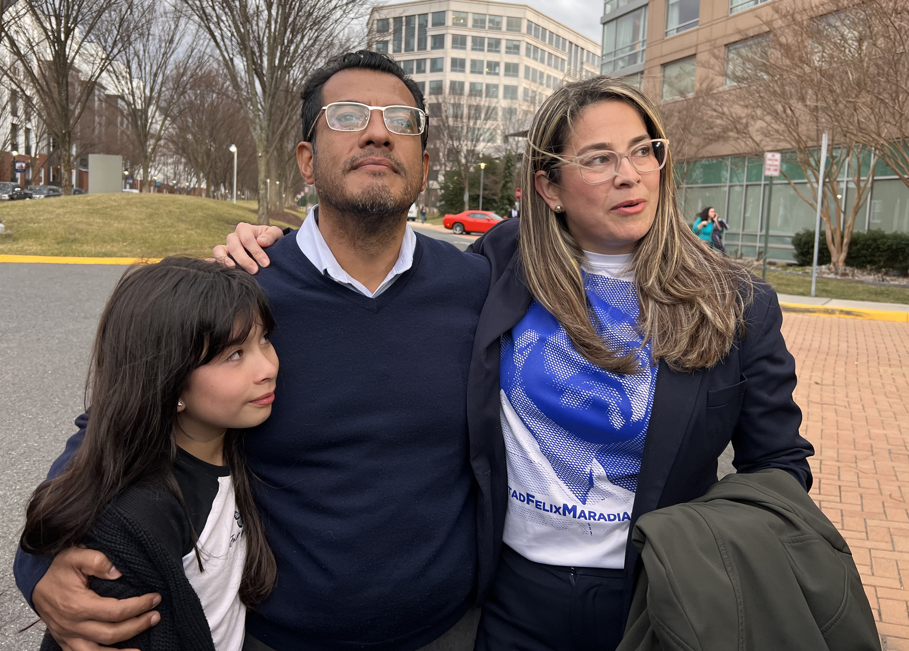 AME3156. HERNDON (ESTADOS UNIDOS), 09/02/2023.- El ex precandidato presidencial nicaragüense Félix Maradiaga, uno de los presos políticos nicaragüenses expulsados de su país, posa junto a su esposa, la activista Berta Valle, y su hija después de su encuentro hoy en el hotel Weston, donde se hospedarán en Herndon, Virginia (EE.UU.). Los presos políticos nicaragüenses se enteraron de que habían sido excarcelados y expulsados a EE.UU. en las puertas del avión que los ha llevado este jueves desde Nicaragua al país norteamericano. EFE/Octavio Guzmán