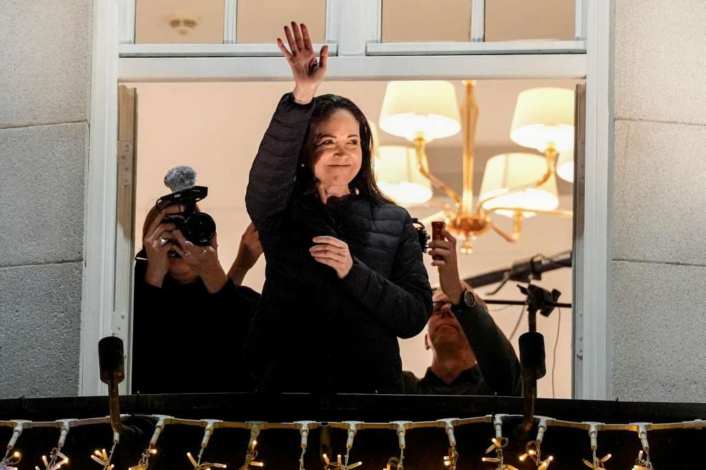 OSLO (Norway), 11/12/2025.- Nobel Peace Prize laureate Maria Corina Machado waves from the balcony at the Grand Hotel in Oslo, Norway, 11 December 2025. She received the Nobel Peace Prize 2025 for her tireless work promoting democratic rights for the people of Venezuela and for her struggle to achieve a just and peaceful transition from dictatorship to democracy. Due to the situation in Venezuela, she was unable to attend the award ceremony. (Noruega) EFE/EPA/LISE ASERUD NORWAY OUT