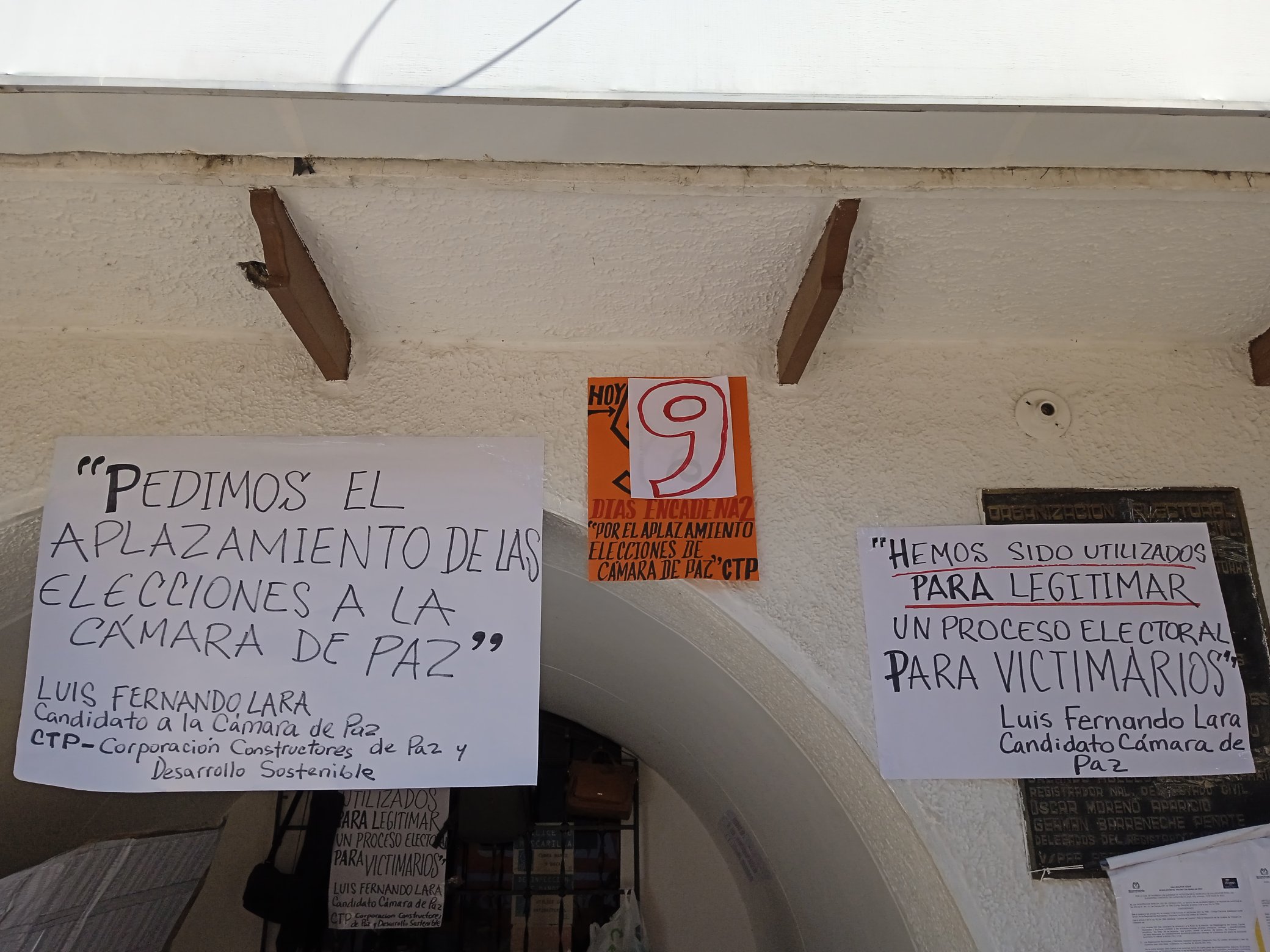 Varios candidatos de organizaciones sociales y campesinas habían levantado un acto de protesta frente a la Registraduría de Valledupar desde el pasado 28 de febrero para pedir que se aplazaran las elecciones de estas circunscripciones especiales.