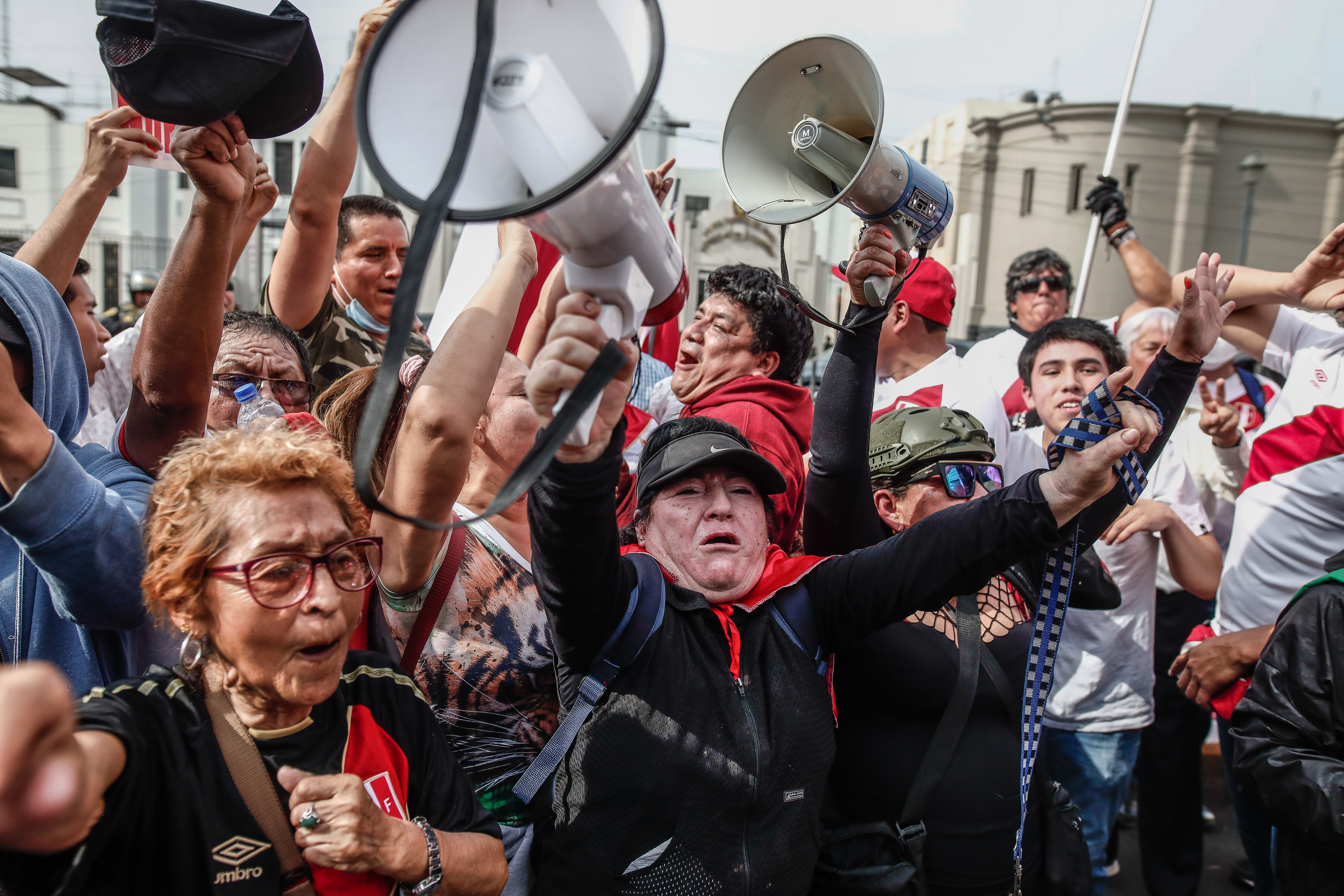 AME8575. LIMA (PERÚ), 07/12/2022.- Manifestantes en contra del destituido presidente Pedro Castillo se reúnen a las afueras de la Prefectura de Lima hoy, en Lima (Perú). El destituido presidente de Perú Pedro Castillo fue detenido este miércoles y se encuentra en la sede de la prefectura de la Policía de Lima, poco después de ser destituido por el Congreso y de ser mayoritariamente acusado de haber intentado perpetrar un golpe de Estado. EFE/ Aldair Mejía