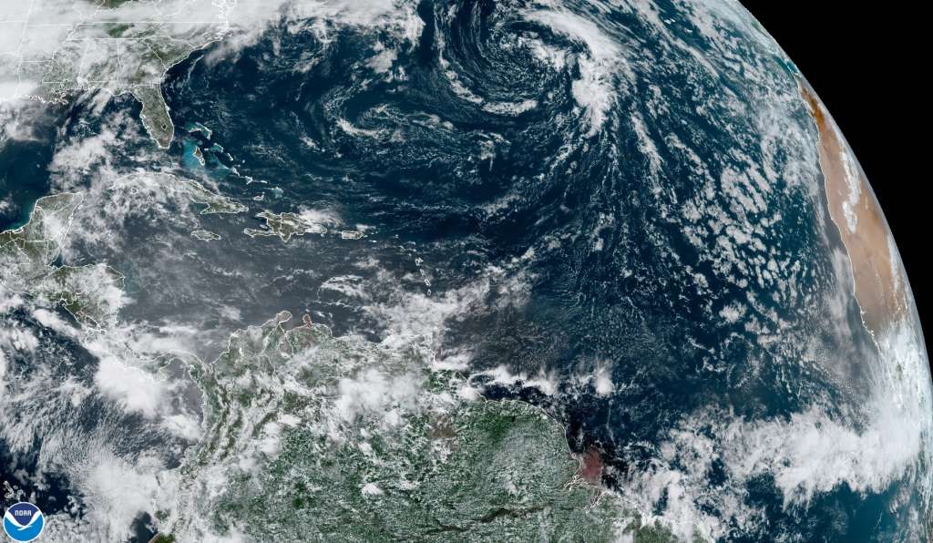 USA8028. MIAMI (FL, EEUU), 24/05/2022.- Fotografía satelital cedida hoy por la Administración Nacional de Océanos y Atmósfera (NOAA) de Estados Unidos a través del Centro Nacional de Huracanes (NHC) donde se aprecia el estado del clima en el Atlántico, a las 12:50 hora local (16:50 GMT). La próxima temporada de huracanes en la cuenca atlántica será más intensa de lo habitual debido al fenómeno de La Niña y la elevada temperatura del mar, según la NOAA, que pronosticó este martes que se formarán entre 3 y 6 huracanes de categoría mayor. EFE/NOAA-NHC /SOLO USO EDITORIAL /NO VENTAS /SOLO DISPONIBLE PARA ILUSTRAR LA NOTICIA QUE ACOMPAÑA /CRÉDITO OBLIGATORIO