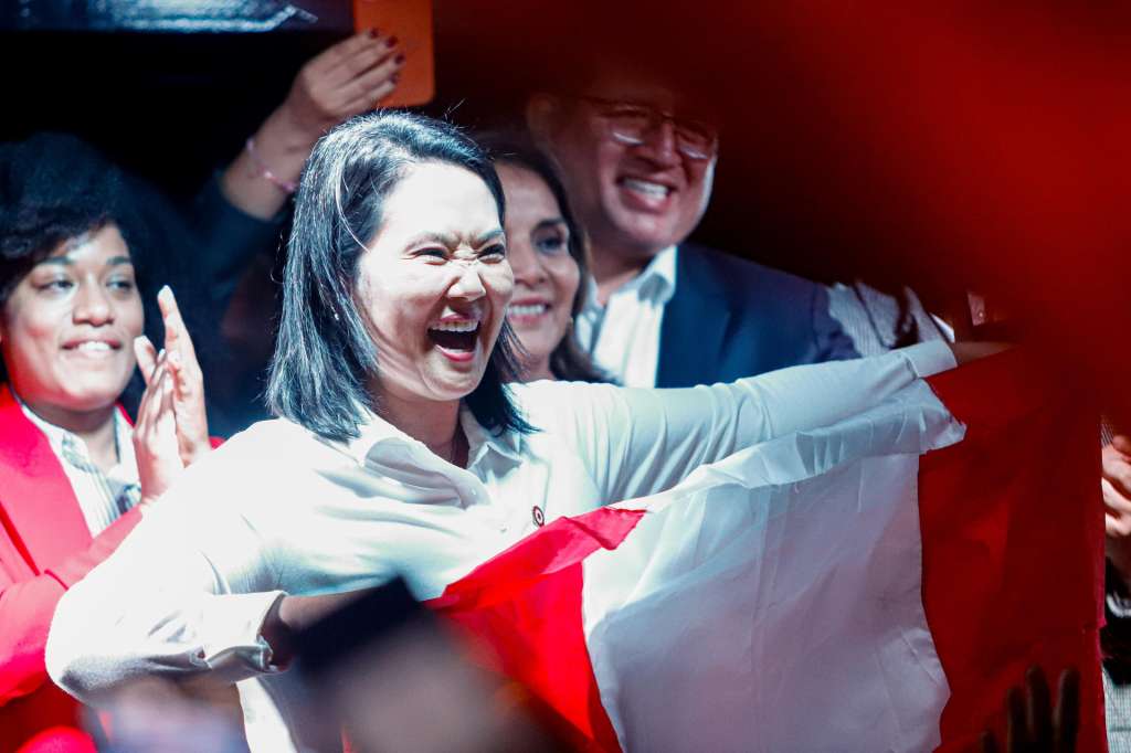 AME7384. LIMA (PERÚ), 03/07/2026.- La presidenta electa de Perú, Keiko Fujimori (c), reacciona durante su primer discurso tras ser declarada presidenta electa de Perú por parte del Jurado Nacional de Elecciones este viernes, en Lima (Perú). EFE/ Sebastián Blanco Salazar