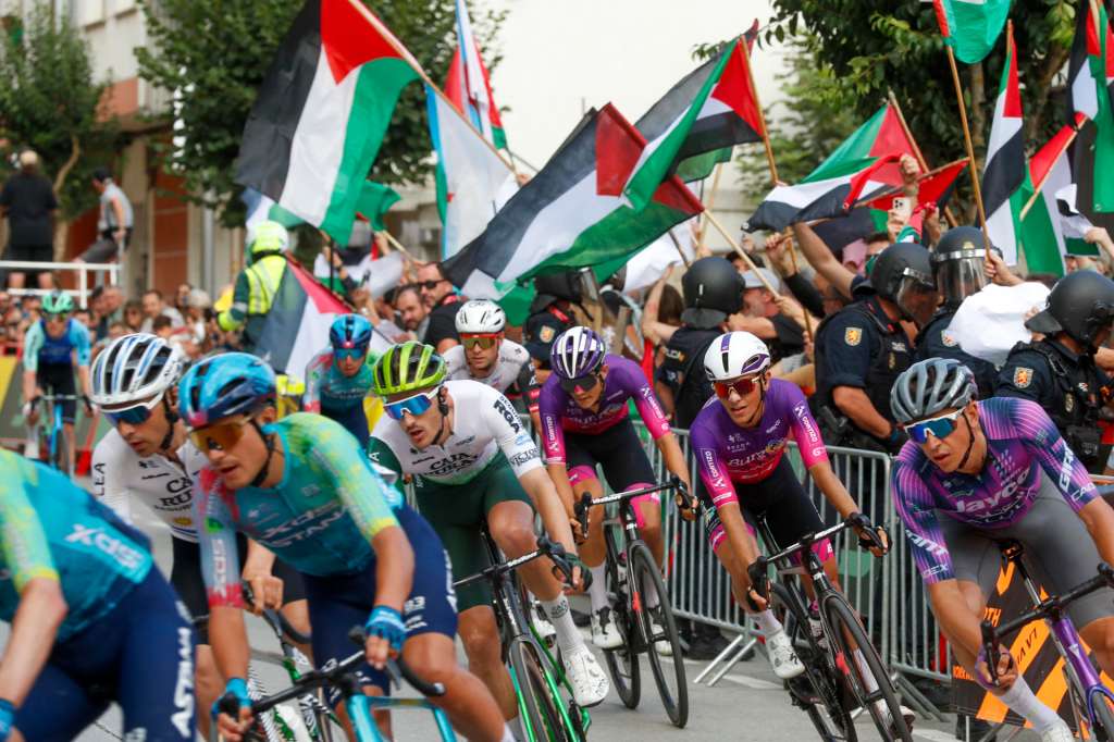 FOTODELDÍA - MONFORTE DE LEMOS (LUGO), 07/09/2025.- Manifestantes propalestinos protestan durante la decimoquinta etapa de la Vuelta ciclista a España que se disputa este domingo entre Vegadeo (Asturias) y Monforte de Lemos (Lugo) sobre un recorrido de 167,8 kilómetros. EFE/Eliseo Trigo
