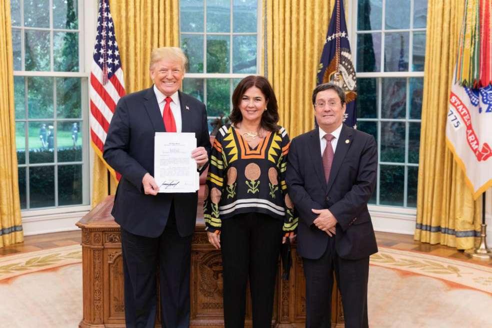 Francisco Santos, embajador de Colombia en EE. UU., junto a Donald Trump, presidente de EE. UUU. / Captura de pantalla de Twitter