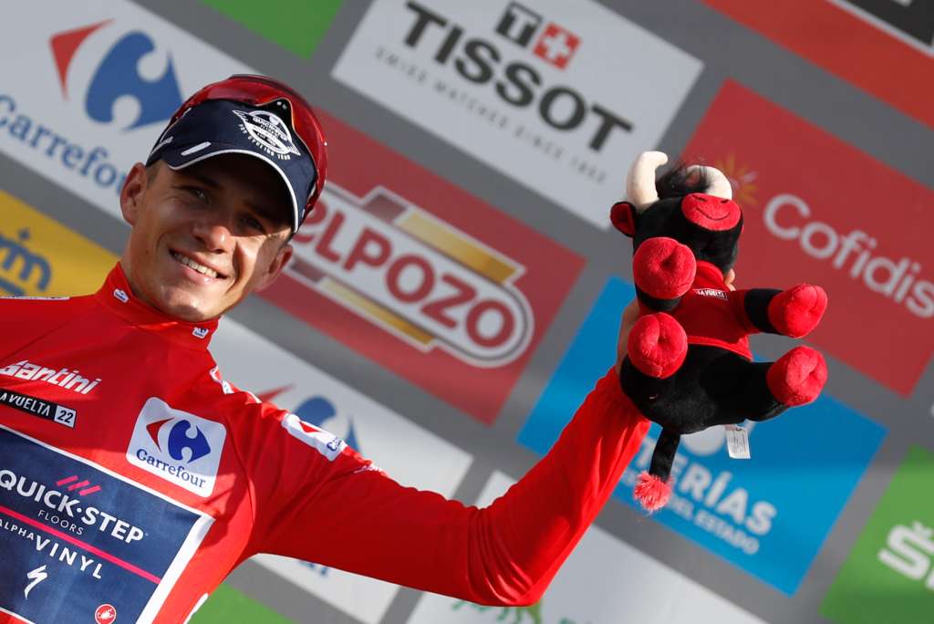 COLLÁU FANCUAYA,(ASTURIAS), 27/08/2022.- El ciclista belga Remco Evenepoel, del equipo Quick Step, en el podio como líder de La Vuelta tras la octava etapa disputada entre las localidades asturianas de Pola de Laviana y Colláu Fancuaya con 153,4 kilómetros. EFE / Javier Lizón