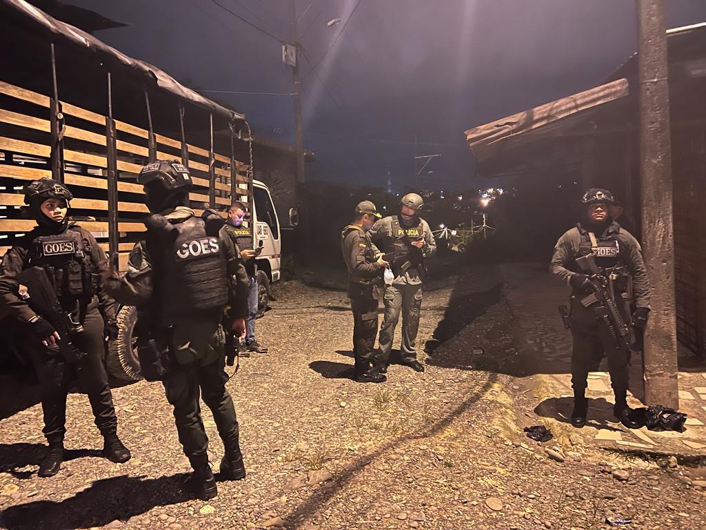 El ministro de Defensa Iván Velásquez publicó fotografías del Grupo Operativo Especial de Seguridad en el distrito de Buenaventura, después de la aparición de un video de 'Los Roberts'.