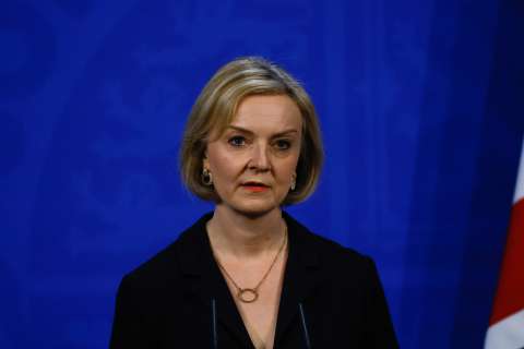 Liz Truss sacrificó al ministro de Finanzas para salvar su cargo, ¿le servirá?