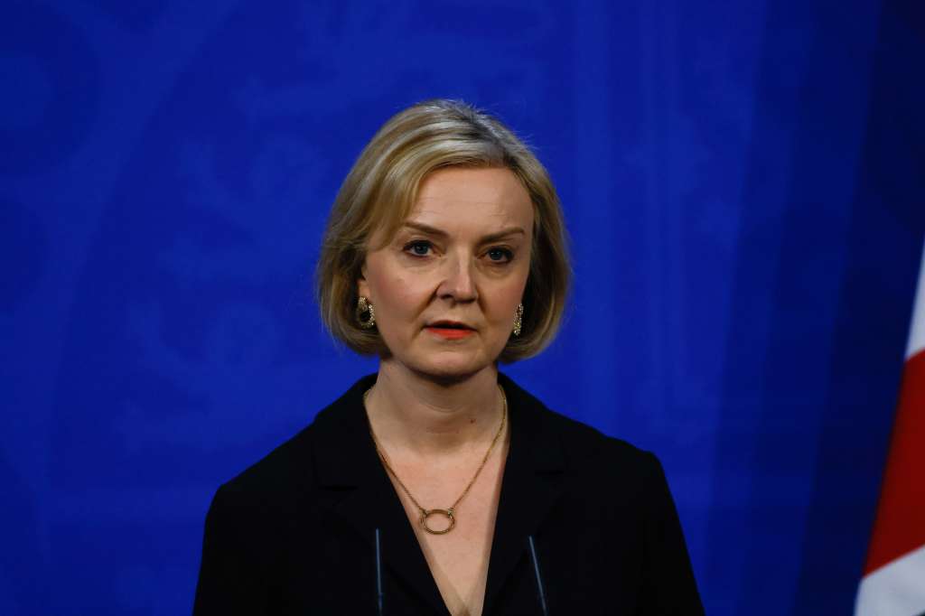 London (United Kingdom), 14/10/2022.- Liz Truss, Britain's prime minister during a news conference on the UK economy at Downing Street in London, Britain, 14 October 2022. Truss fired Chancellor of the Exchequer Kwasi Kwarteng and replaced him with former Foreign Secretary Jeremy Hunt as she prepared to make a humiliating U-turn on parts of her economic plan. (Incendio, Reino Unido, Londres) EFE/EPA/Carlos Jasso / POOL