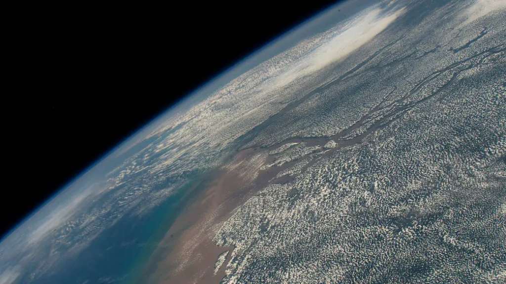 Las nubes bordean el río Amazonas en esta fotografía de la Estación Espacial Internacional. /NASA