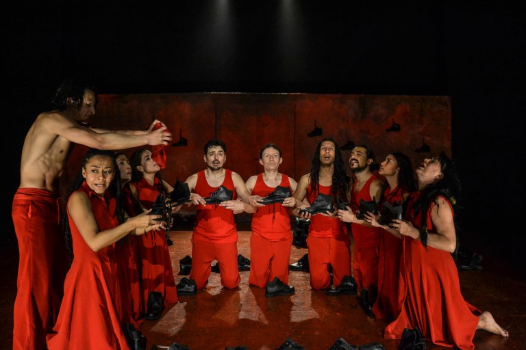 Dirigida por Johan Velandia, "Rojo", integra el teatro, la danza contemporánea, la música y las artes plásticas para hacer una reflexión sobre la violencia y la historia del país.