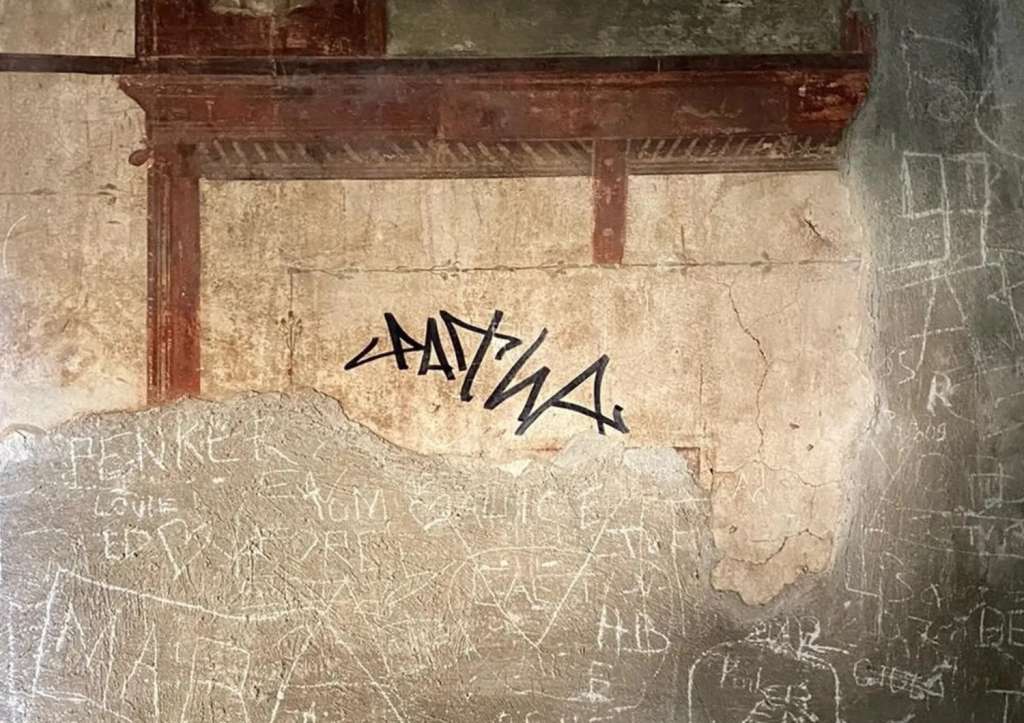ROMA, 03/06/2024.- Un turista de Países Bajos ha garabateado su firma en rotulador indeleble en una pared con frescos de una casa de época romana en el parque arqueológico de la antigua ciudad de Herculano, en Italia, sepultada por el Vesubio junto a Pompeya el año 79 d.C. El turista, de 27 años y que estaba de vacaciones de la Campania (sur), firmó con rotulador negro permanente sobre una pared revestida en estuco y con restos de un fresco en los restos de esta vieja 'domus' de Herculano. EFE/carabinieri de Nápoles/SOLO USO EDITORIAL/SOLO DISPONIBLE PARA ILUSTRAR LA NOTICIA QUE ACOMPAÑA (CRÉDITO OBLIGATORIO)