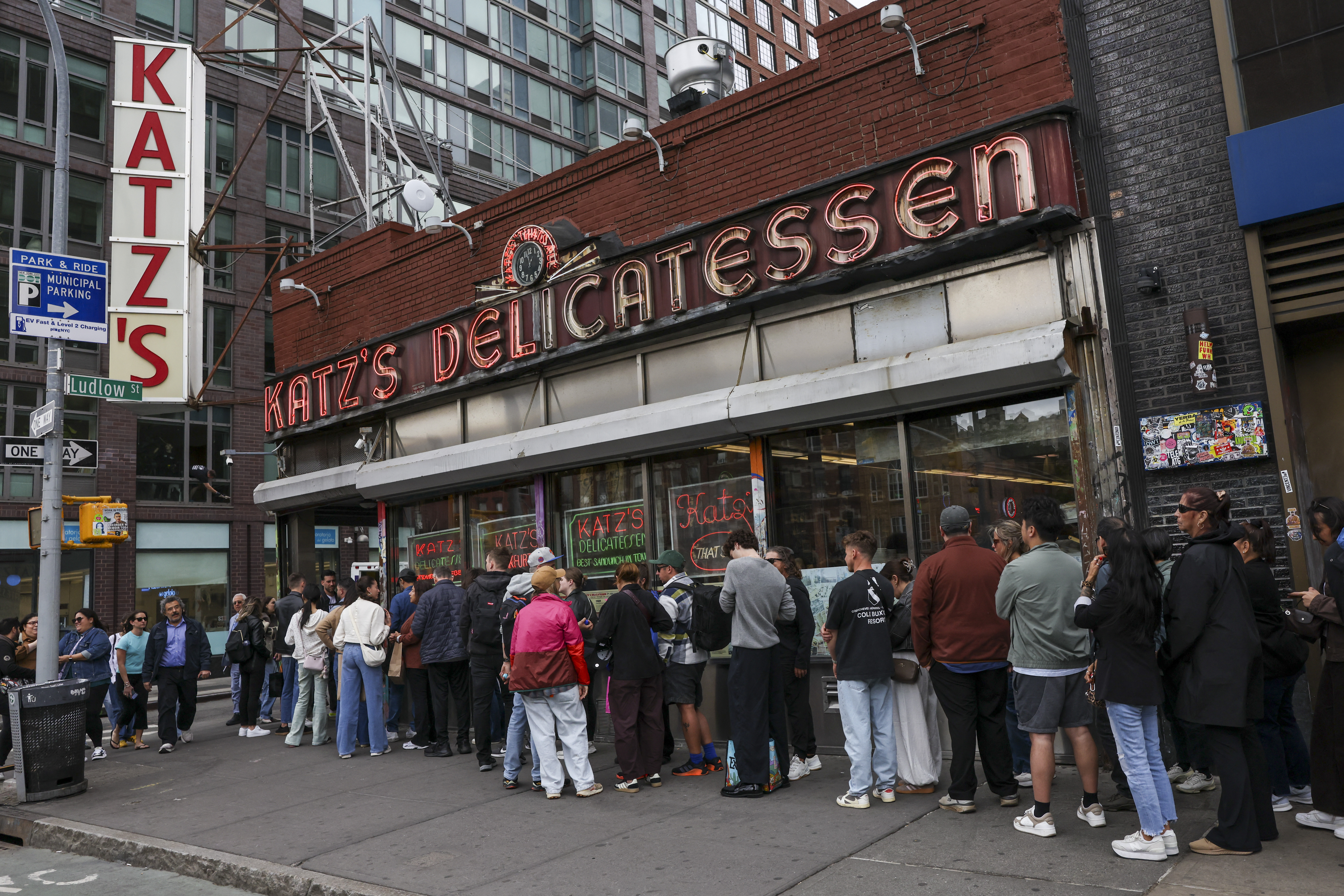 Varias personas hacían fila frente a Katz's Delicatessen, icónico restaurante de la ciudad de Nueva York.