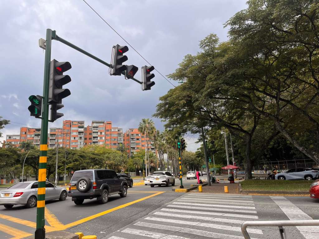 Cali cuenta con 517 intersecciones semaforizadas. Sin embargo, diversos factores afectan el funcionamiento de algunos puntos y generan retos para la movilidad.
