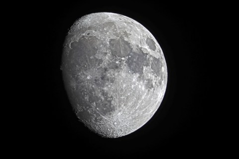 Rocas de la cara oculta de la Luna provienen de lava de hace 2.830 millones de años
