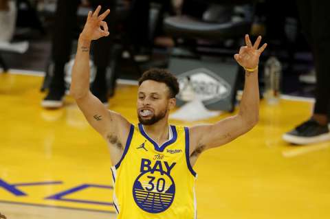 Un Curry de leyenda intenta rescatar a los Warriors