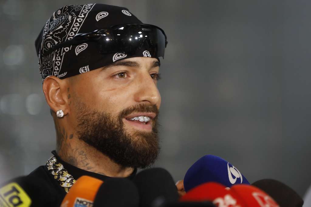 AME2925. MEDELLÍN (COLOMBIA), 29/10/2024.- El cantante colombiano Maluma habla con los medios de comunicación durante el lanzamiento de su marca de ropa Remanence con la colección NEXIS, este martes en Medellín (Colombia). EFE/Luis Eduardo Noriega Arboleda