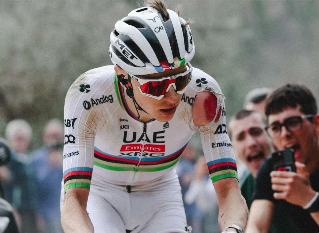 El ciclista esloveno Tadej Pogacar sufrió una fuerte caída durante la Strade Bianche 2025.