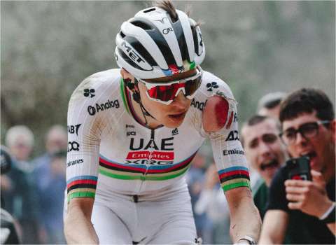 Vea la tremenda caída de Tadej Pogacar en la Strade Bianche