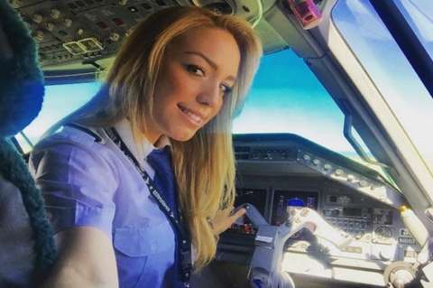 La piloto que hizo el #KikiChallenge con un avión