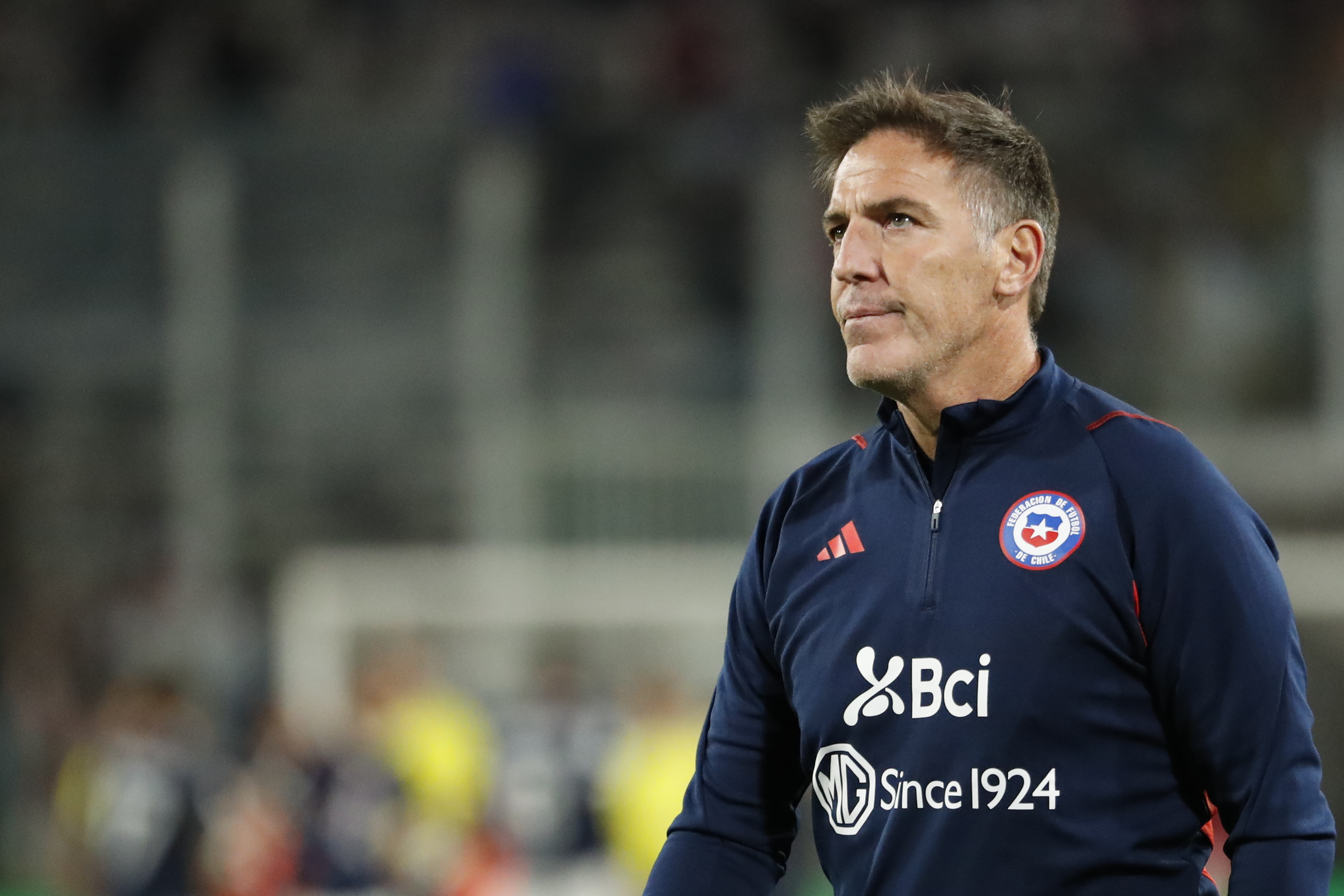 AMDEP3162. SANTIAGO (CHILE), 16/11/2023.- El seleccionador de Chile Eduardo Berizzo sale al final hoy, de un partido de las Eliminatorias Sudamericanas para la Copa Mundial de Fútbol 2026 entre Chile y Paraguay en el estadio Monumental en Santiago de Chile (Chile). EFE/ Elvis González