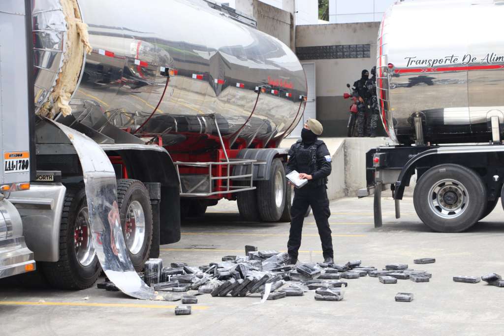 AME4278. TULCÁN (ECUADOR), 28/08/2025.- Un agente antidrogas de la Policía Nacional de Ecuador encuentra bloques de cocaína en un compartimento oculto de un camión este jueves, en Tulcán (Ecuador). Más de 2,3 toneladas de cocaína fueron decomisadas en la frontera de Ecuador con Colombia, tras ser descubiertas dentro de dos camiones cisterna que habían ingresado a territorio ecuatoriano al volante de dos ciudadanos colombianos que quedaron detenidos, según informó la Policía Nacional de Ecuador. EFE/ Xavier Montalvo