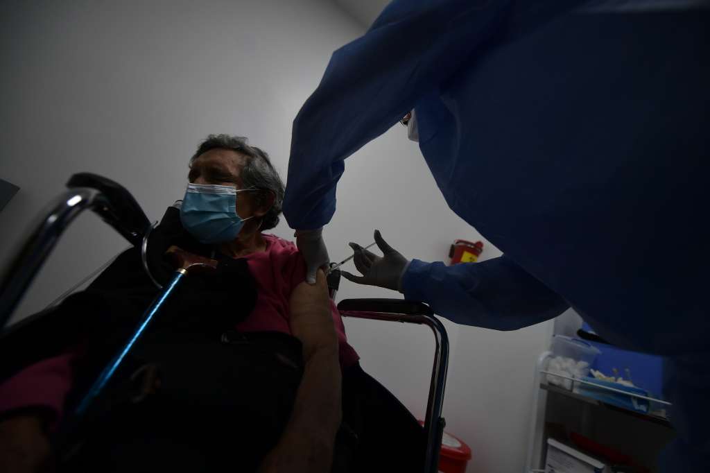 Jornada de vacunación de personas de la tercera edad contra el Covid19 con la vacuna Pfizer en Viva 1A IPS