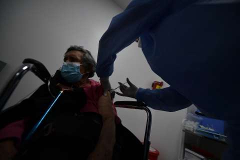 Vacunas para adultos mayores en Colombia: ¿cuáles necesita y dónde aplicarlas?
