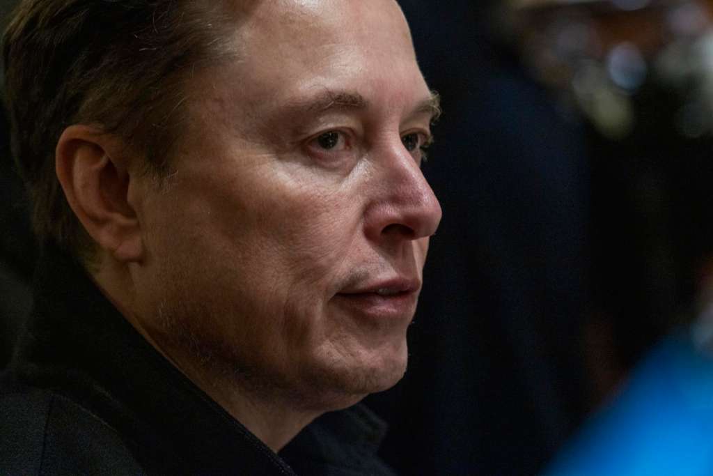 STX30. WASHINGTON (ESTADOS UNIDOS), 24/04/2025.- Fotografía del 10 de abril de 2025 del consejero delegado de Tesla y asesor principal del presidente de EEUU, Donald Trump, Elon Musk, observando durante una reunión del Gabinete en la Casa Blanca en Washington (Estados Unidos). Zapatero a tus zapatos, es uno de los clics tecnológicos de la semana. Se rumoraba desde hace algunas semanas, pero ya parece ser una realidad: nuestro habitué Elon Musk se va a apartar de a poco de su asesoría al Gobierno de Donald Trump por atender a su alicaída Tesla.EFE/EPA/ Shawn Thew / Pool