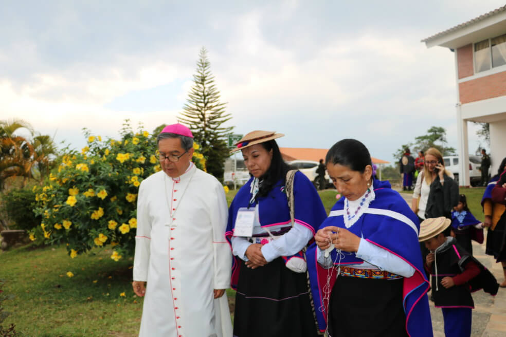 Monseñor Luis José Rueda Aparicio, arzobispo de Popayán, junto con los indígenas misak de Silvia (Cauca)./Cortesía.