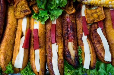 Prepara este plátano con queso y bocadillo al horno en 3 pasos