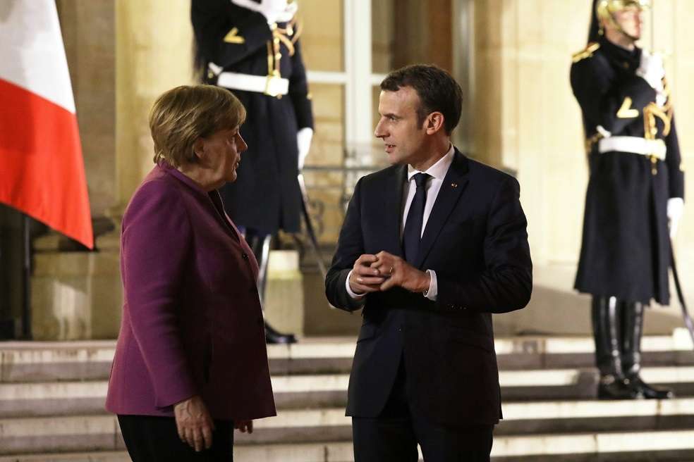 La canciller alemana, Angela Merkel (izq), y el presidente francés, Emmanuel Macron (der). / AFP