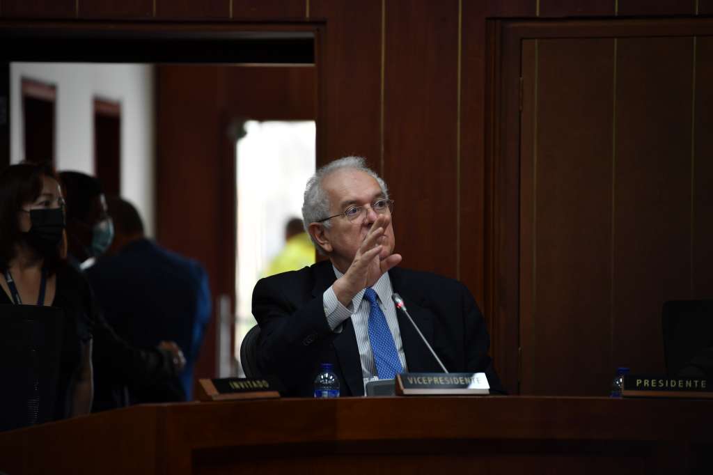 Ministro de Hacienda en el debate de control político, citado por el Senador Gustavo Bolívar, realizado ante la Comisión tercera del Senado.