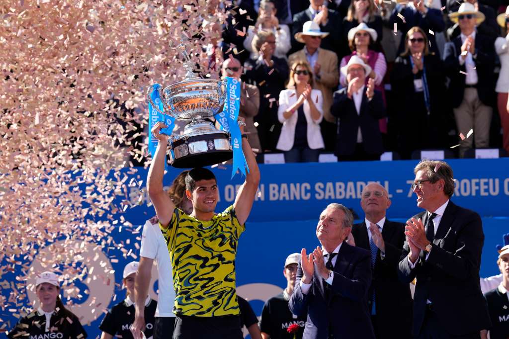 BARCELONA, 23/04/2023.- El tenista español Carlos Alcaraz celebra su victoria en la final del Godó (Barcelona Open Banc Sabadell-Trofeo Conde de Godó 2023) que ha disputado contra griego Stefanos Tsitsipas este domingo en Barcelona.EFE/ Alejandro Garcia