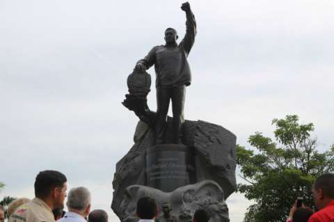Cárcel para presuntos responsables de daños a estatua de Chávez en su pueblo de origen