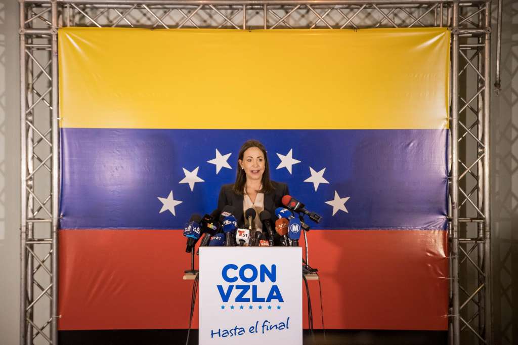 AME259. CARACAS (VENEZUELA), 24/10/2023.- La exdiputada María Corina Machado, ofrece declaraciones a periodistas hoy, en Caracas (Venezuela). La exdiputada María Corina Machado, vencedora en las primarias opositoras del domingo en Venezuela, convocó este martes a "todos" los sectores y actores del país a trabajar en la "construcción" de la ruta presidencial para 2024, cuando espera participar en las elecciones para derrotar al chavismo. EFE/ Miguel Gutierrez