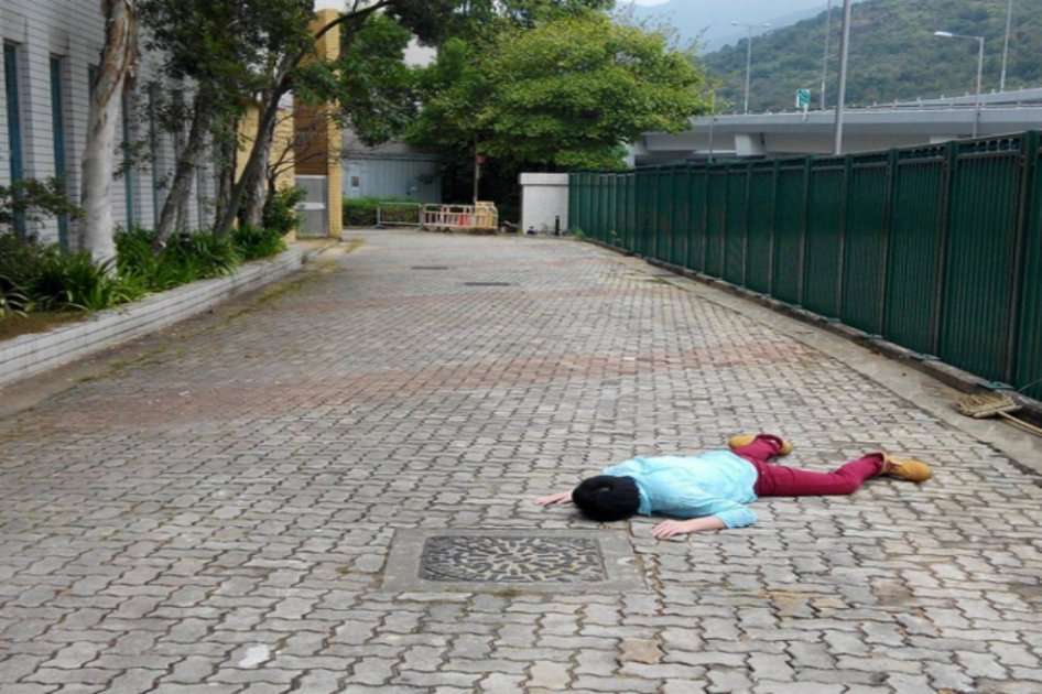 Instagram #DeadPoseChallenge