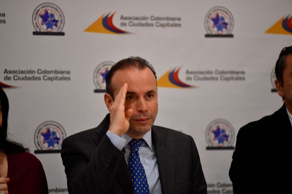 Alcalde de Cali durante rueda de Prensa de Asocapitales
