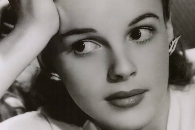 El FBI recupera los zapatos rojos que usó Judy Garland en "El mago de Oz"