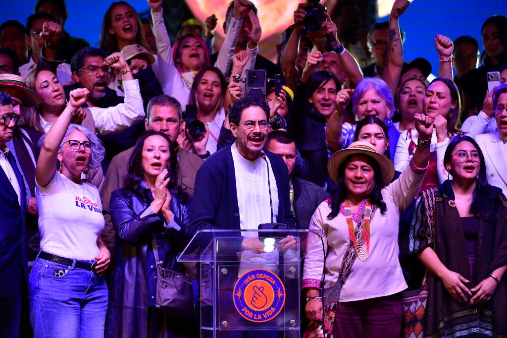 Candidato a la presidencia luego de conocerse los resultados de las elecciones presidenciales 2026 segunda vuelta (21 de junio), lo acompañan simpatizantes y su fórmula a la vicepresidencia Aida Quilcué