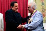 Chávez condecora a Vicente Fernández