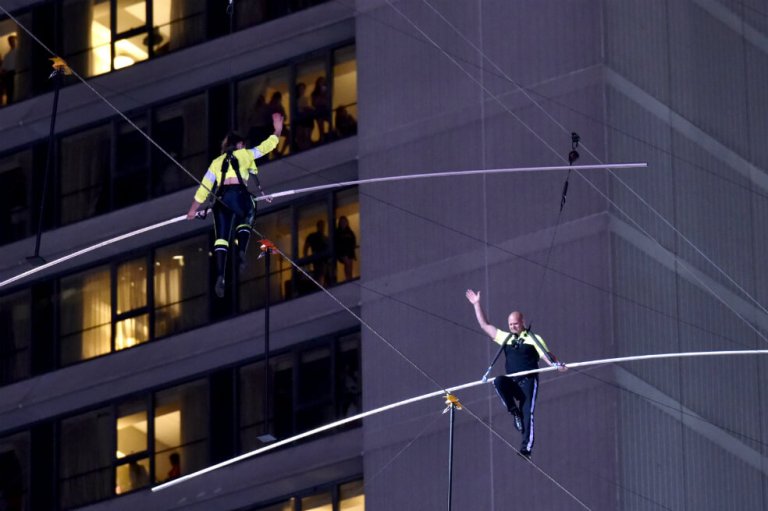 Hermanos cruzaron el Times Square de Nueva York sobre un cable